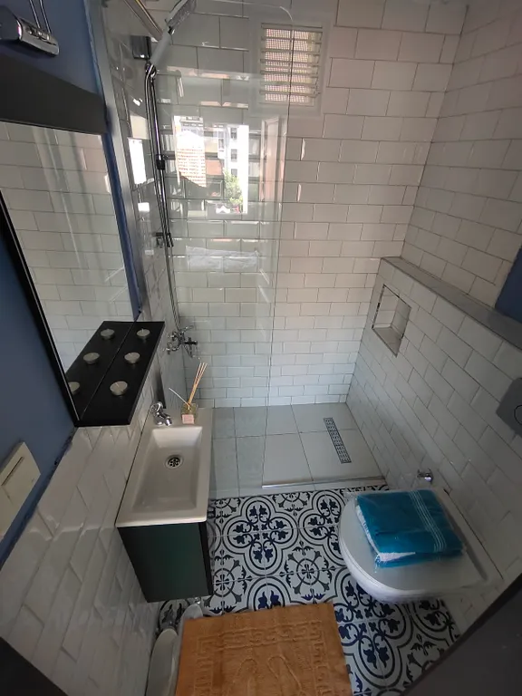 Balcony 2br and 2bath apt 8 min to metro