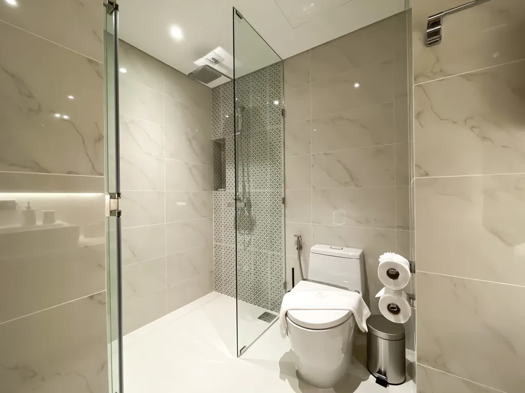 Две спальни с видом на озеро и море