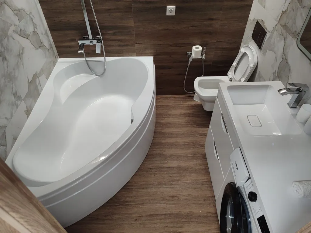 Домашний кинотеатр с большой ванной