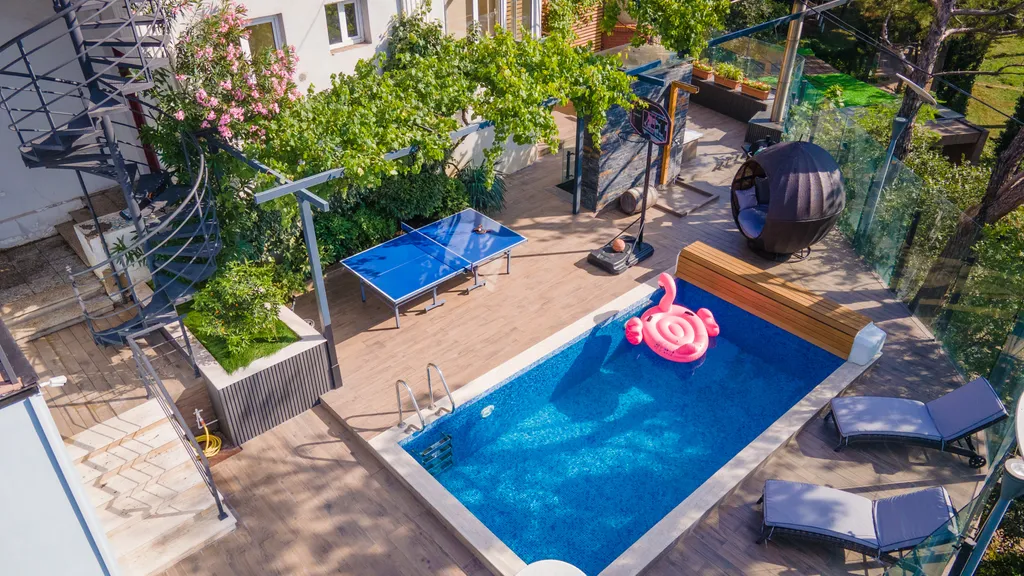 Central apartment with a swimming pool