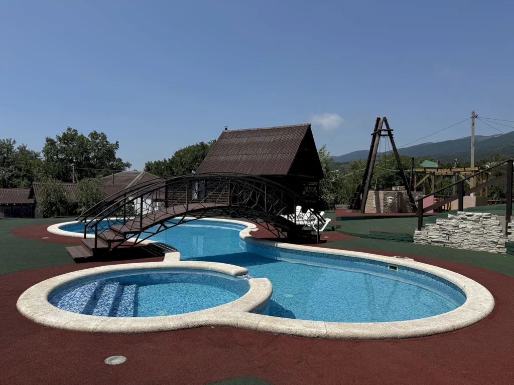 Коттедж в Кабардинке с бассейном и видом на море