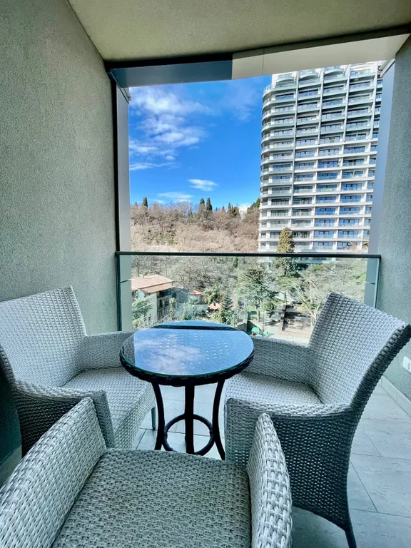 Квартира с отдельным залом и отдельной спальней с террасой на парк