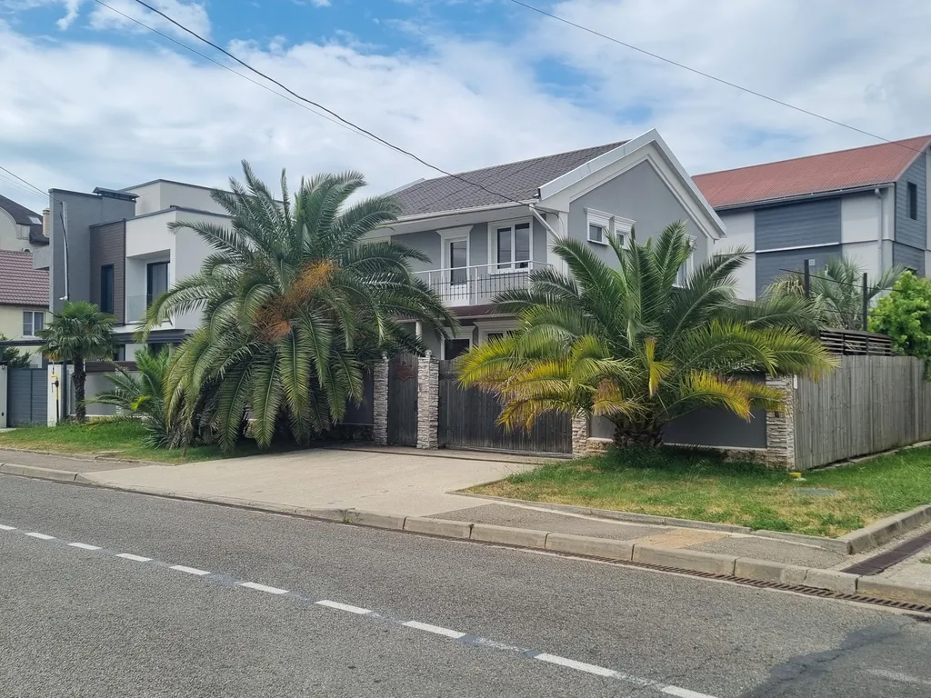 Отдельно стоящий коттедж — аренда посуточно в Сириус