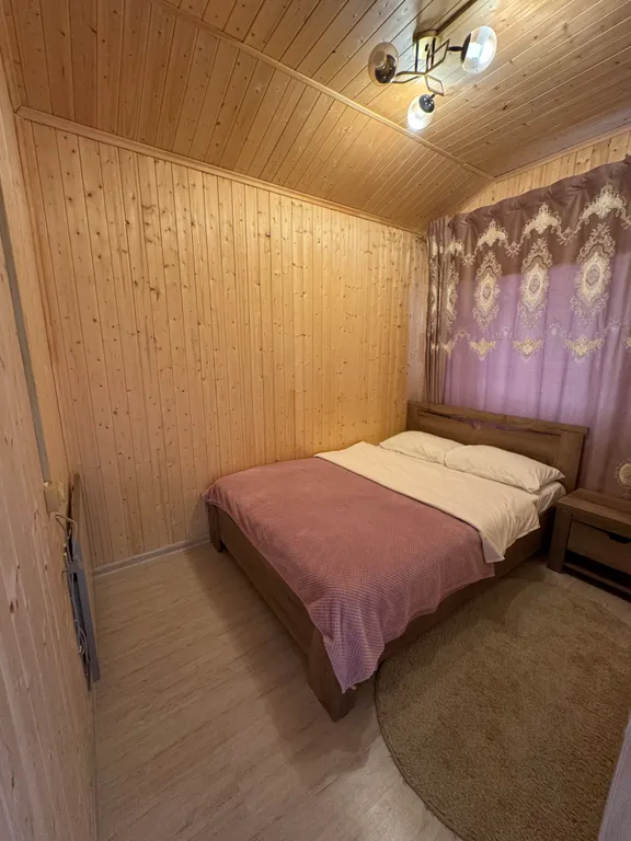 Двухкомнатный домик с видом на горы в лесу