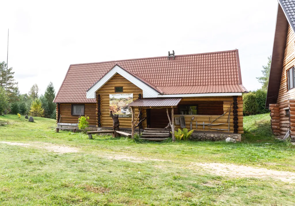 Усадьба Медвежий угол в лесу на берегу озера