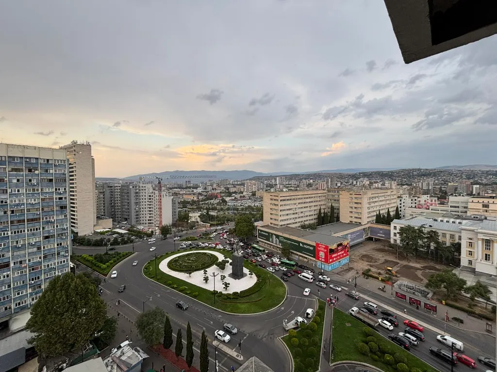 Комфортная квартира с балконом в центре Тбилиси