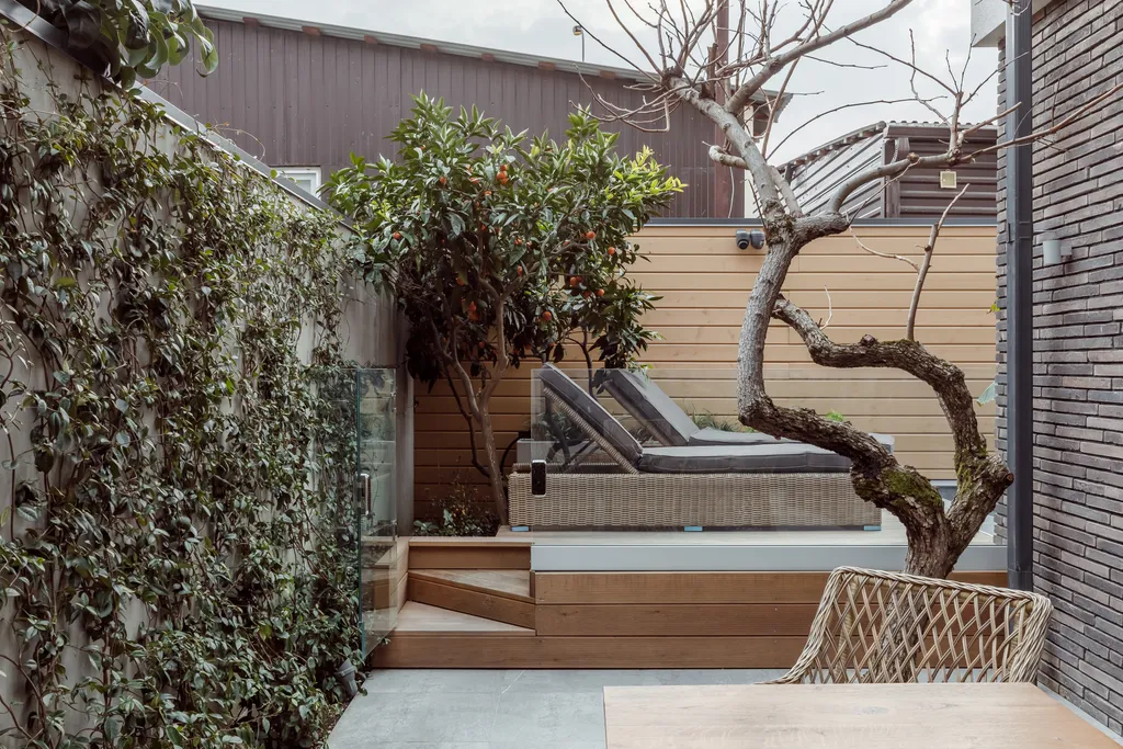 Дизайнерский трёхэтажный дом недалёко от моря