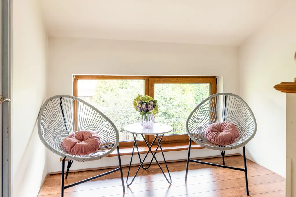 Белый коттедж с баней и бассейном рядом с озером