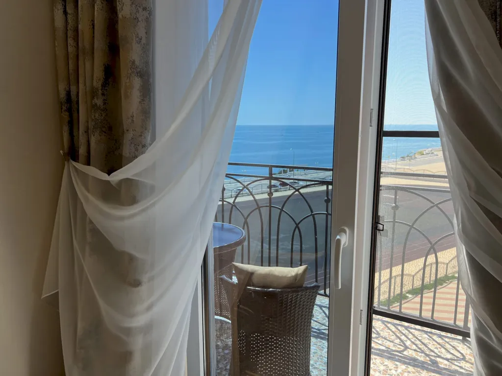 Квартира с балконом и видом на открытое море, Толстый мыс