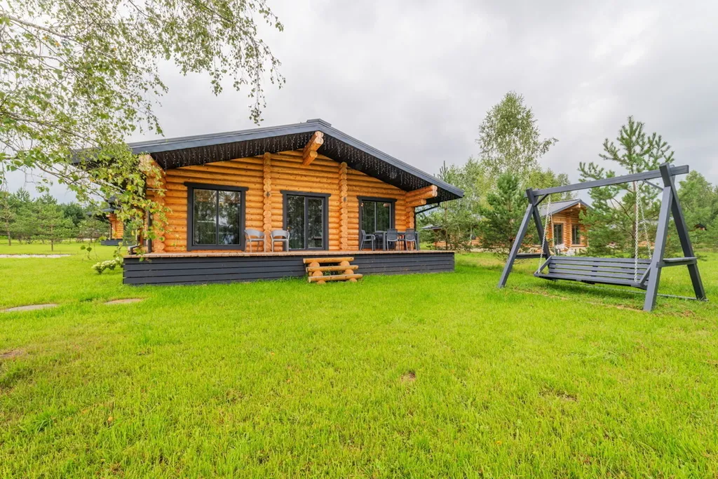 Уютный дом на берегу большого озера