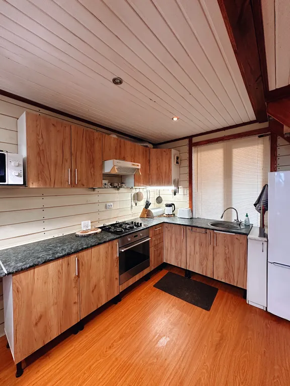 Двухэтажный дом на берегу реки Волга