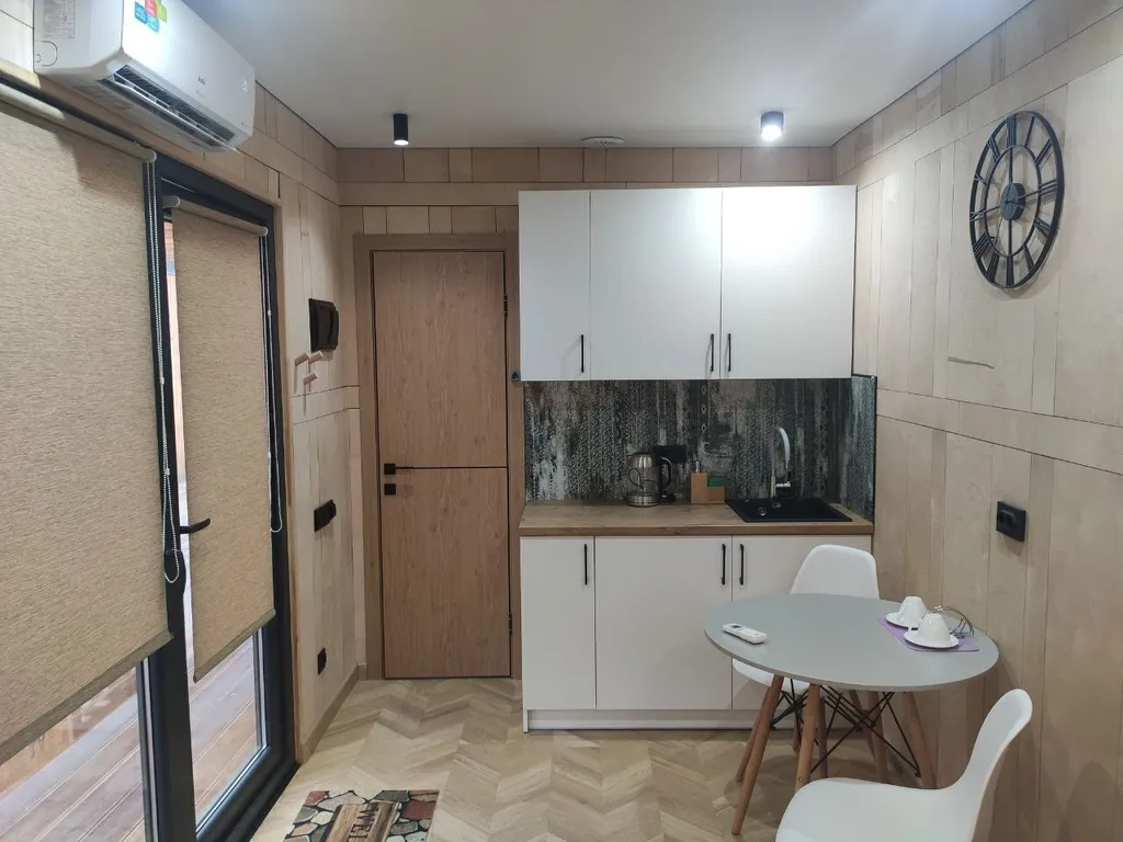 Номер у озера 8