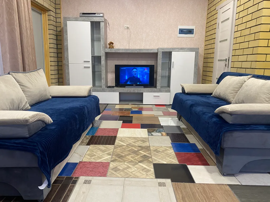 Домик в современном стиле у озера с бани и чаном