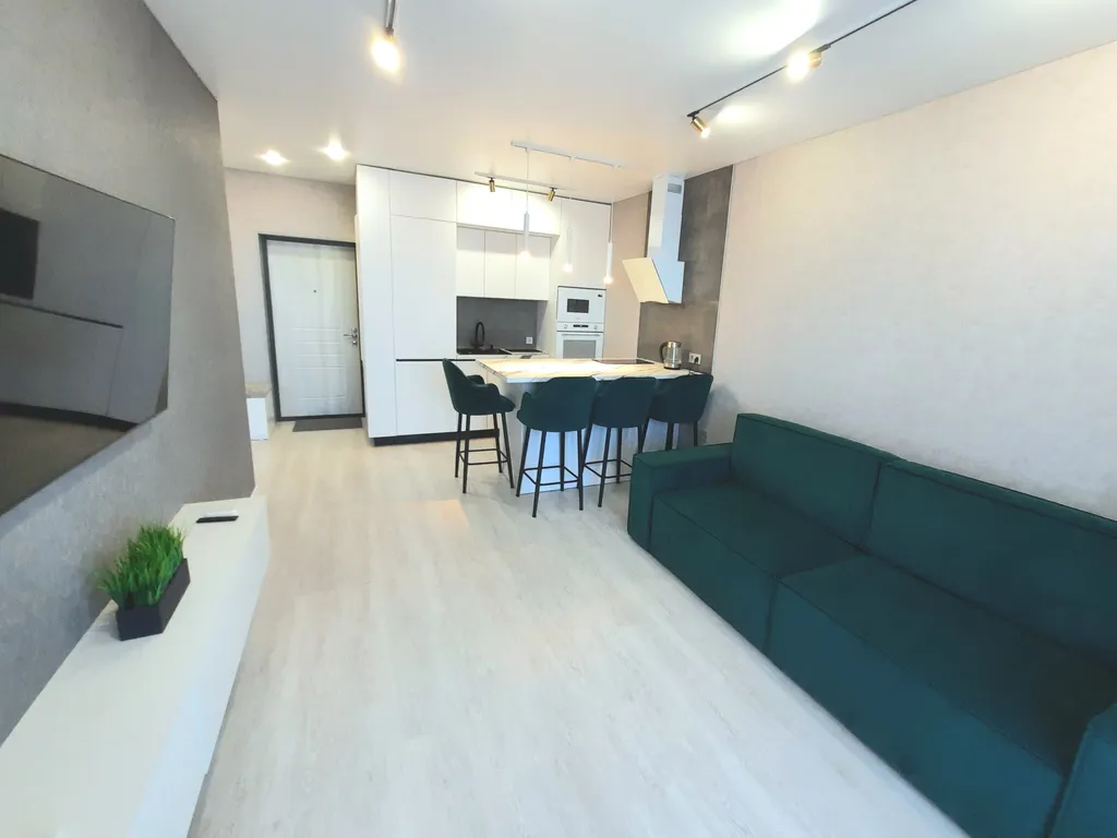 Смотровая квартира с панорамным видом на город с диваном и кроватью