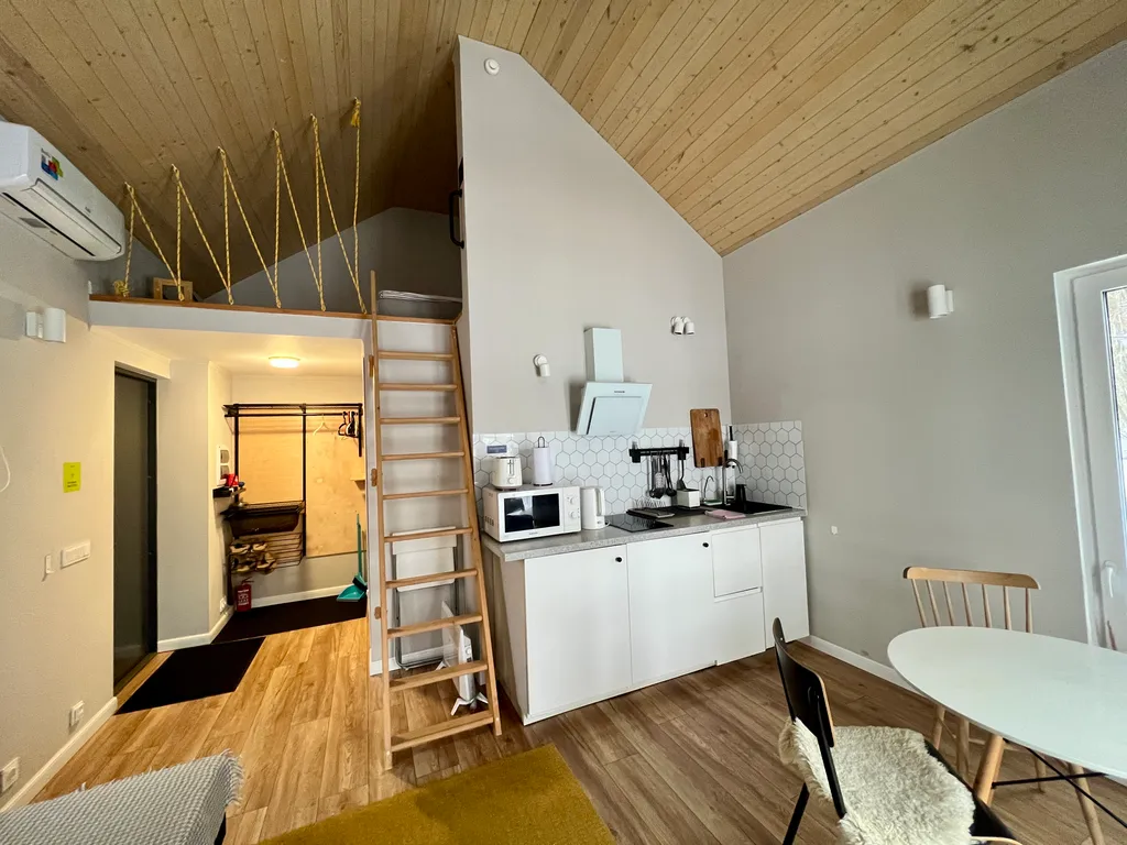 Синий домик в поле