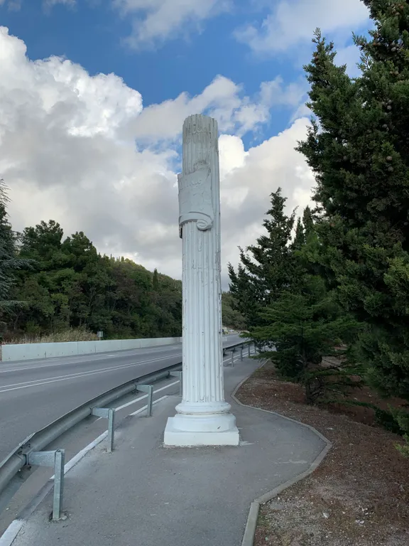 Студия с видом на море диваном и балконом