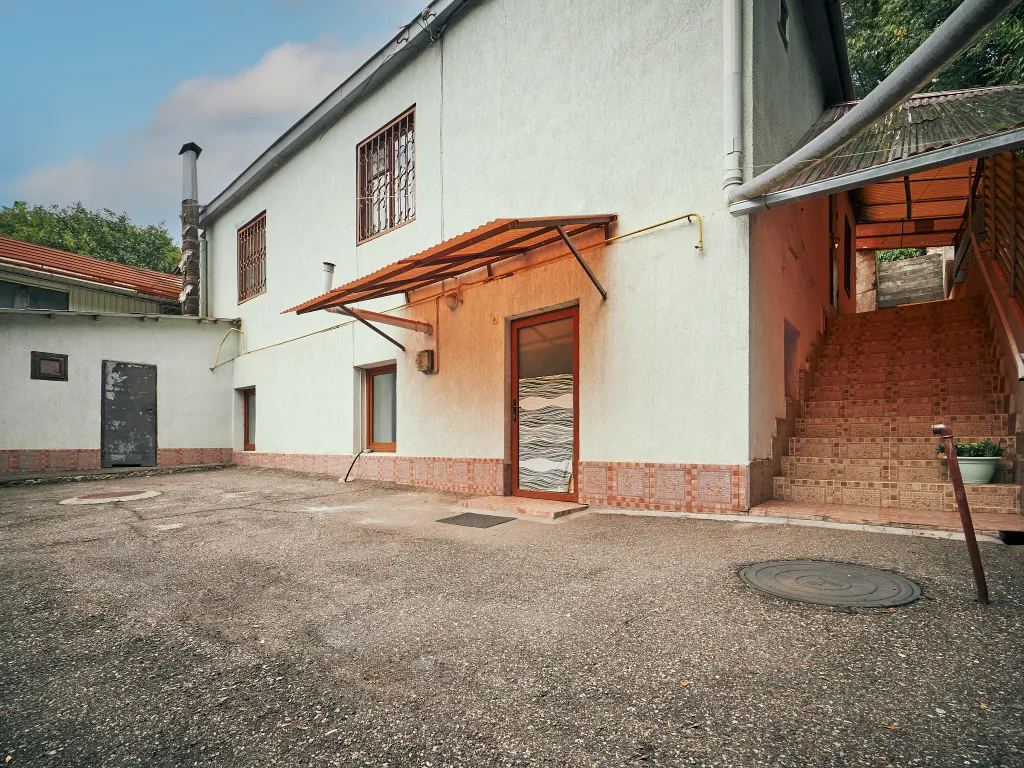 Дом с мангальной зоной  в самом центре города