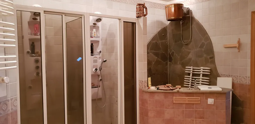 Загородный дом с бассейном и банкетным залом