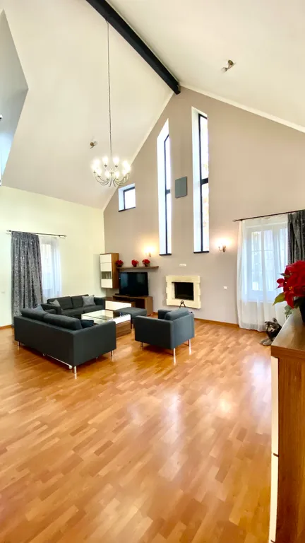 Вилла с квадратным бассейном