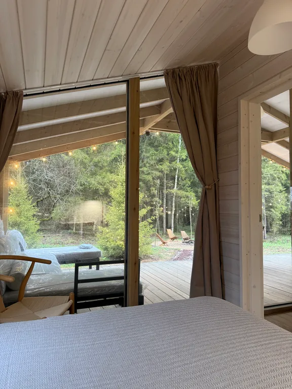 Дом с панорамным камином и видом на лес