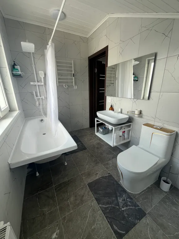 Дом с бассейном и сауной у пруда