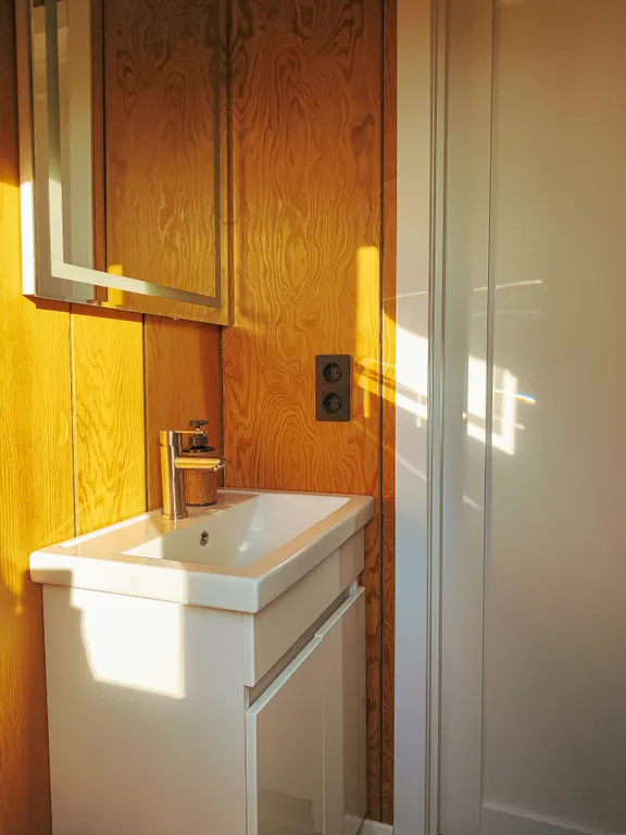 Эстетичный мини-домик с горячими ваннами и купелью