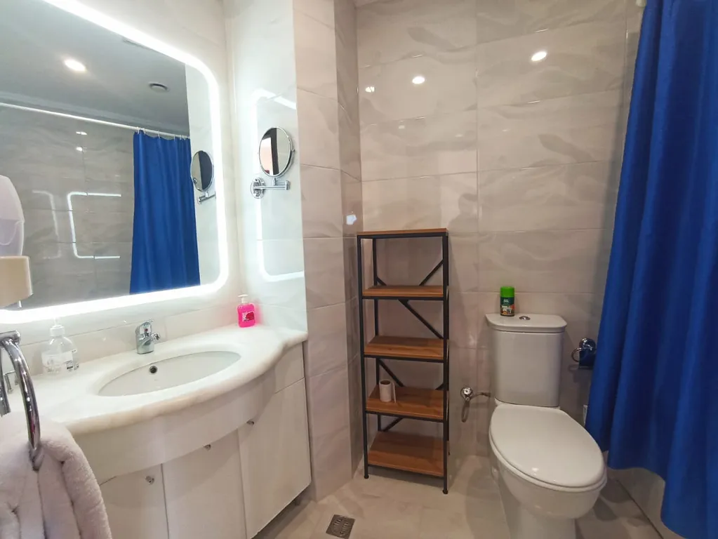 Номер-студия с видом на море на набережной Алушты в отеле Аквапарк