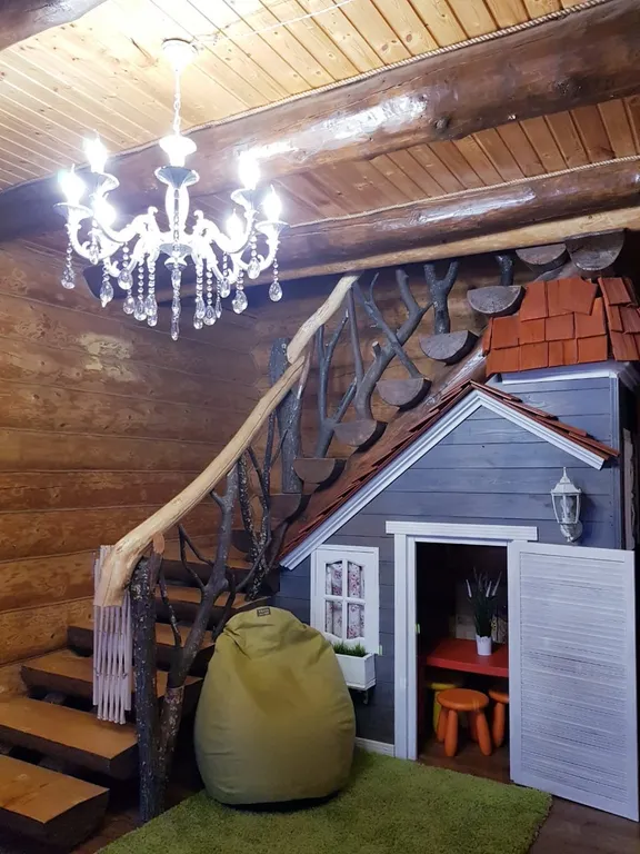 Красивый уютный бревенчатый дом с камином и видом на реку и церковь