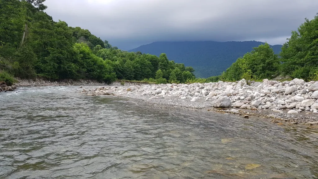 Дом утепленный в тихой местности, рядом горы и река