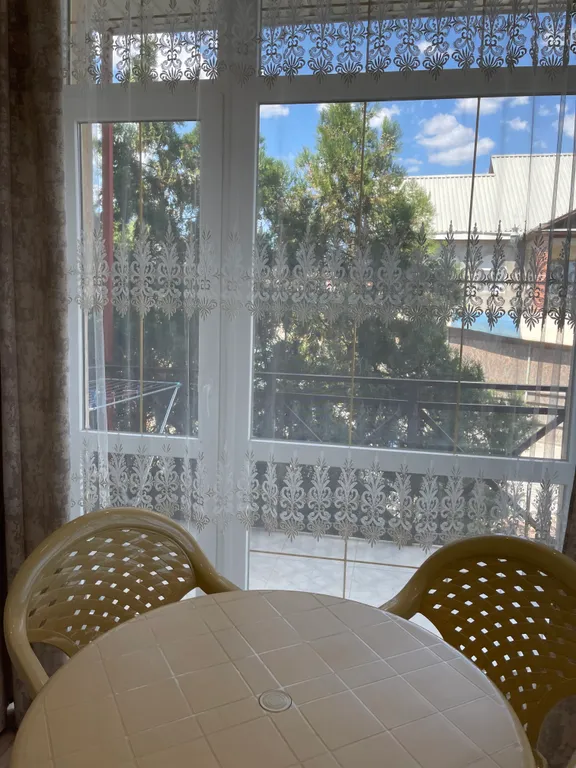 Четырёхместный номер  люкс с балконом с видом на город и горы