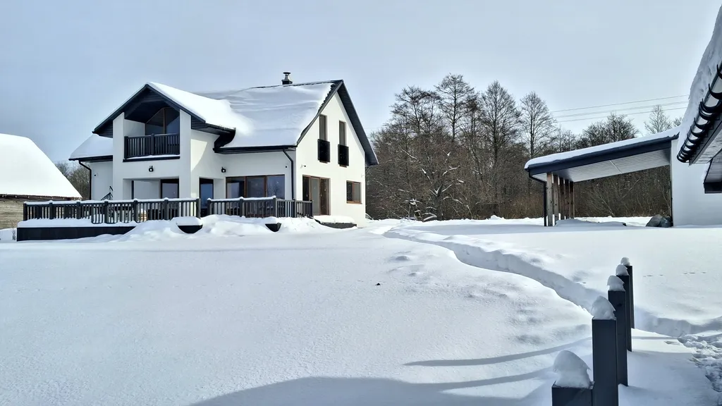 Современный дом на берегу озера в национальном парке Браславские озера