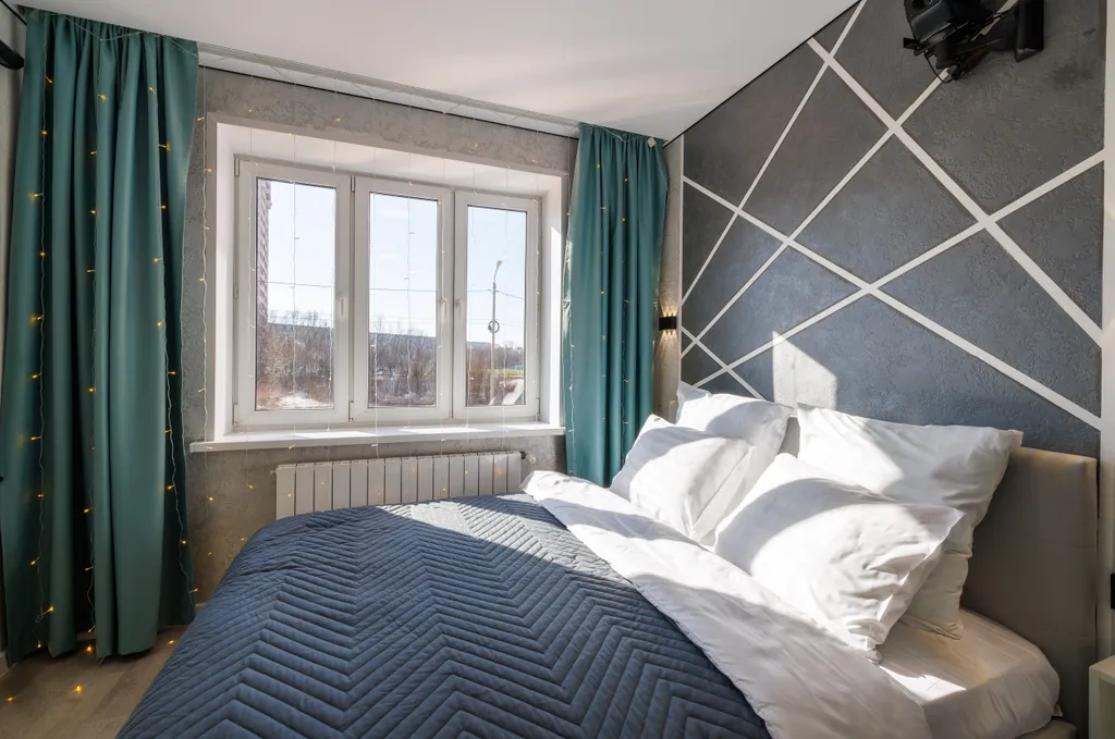 Уютная кино-студия с проектором и большой ванной