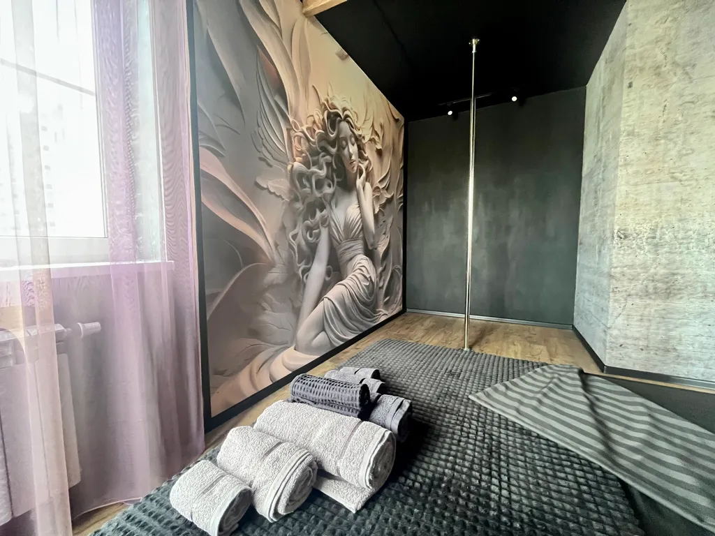 Стильная квартира с пилоном