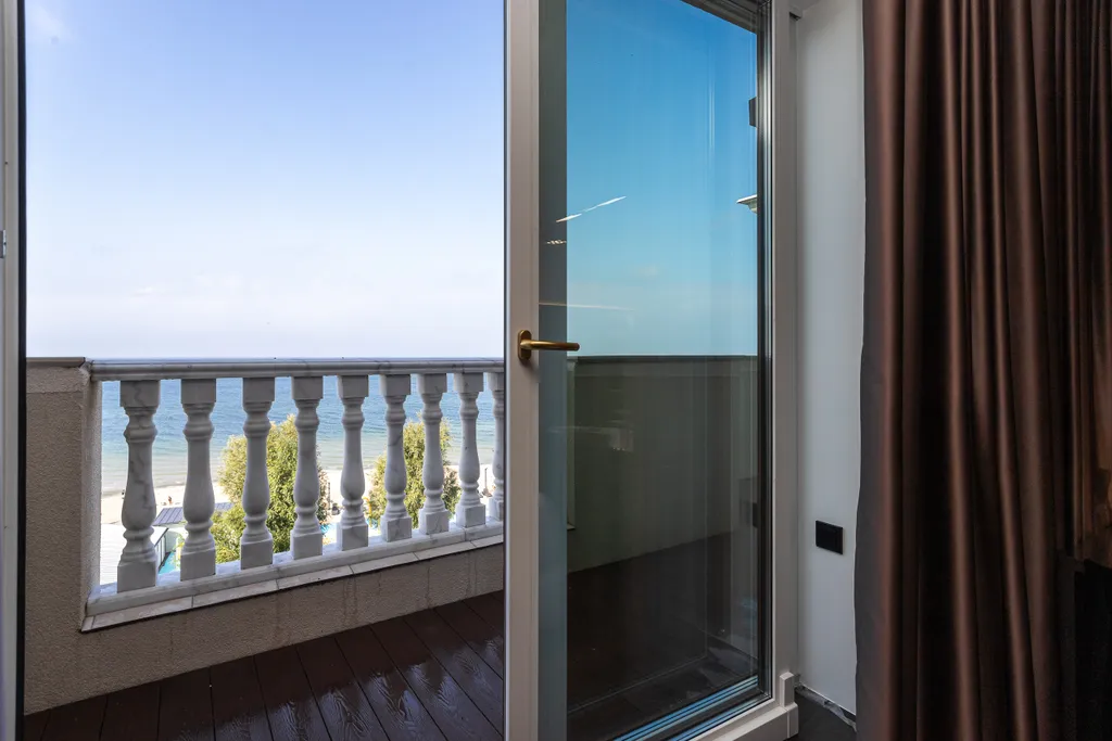 Квартира на первой береговой линии с видом на море в стиле лофт