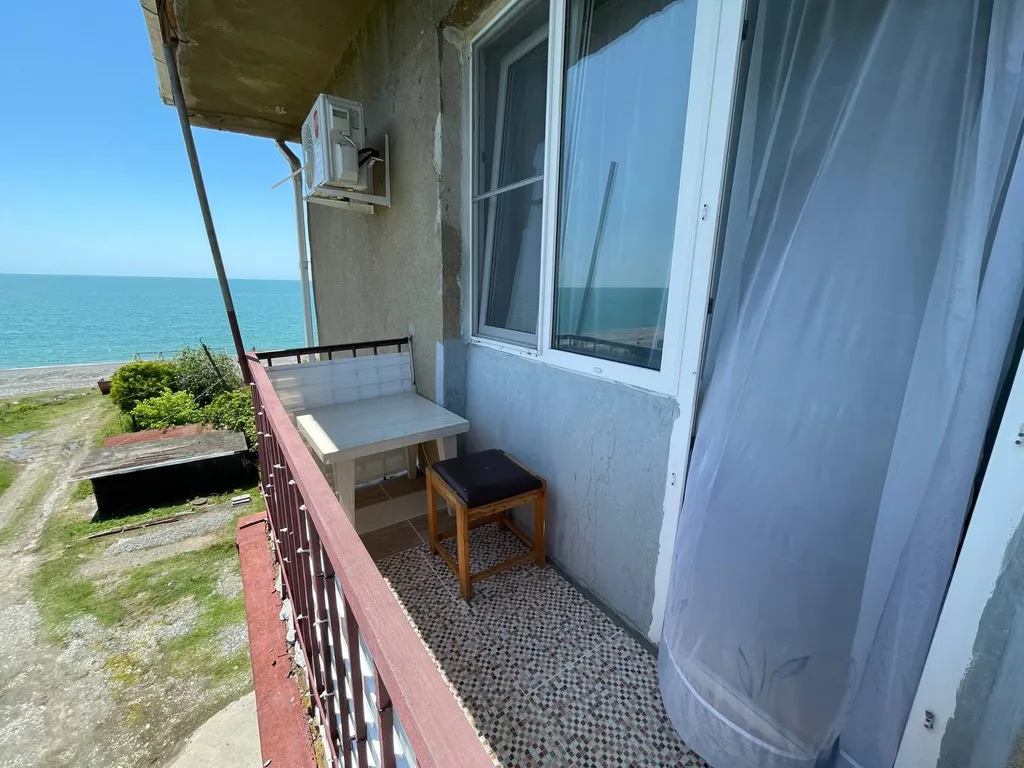 Квартира Трёхкомнатная квартира на первой линии у моря — Сухум