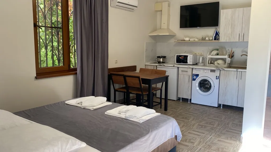 Квартира с отдельным входом и придомовой территорией