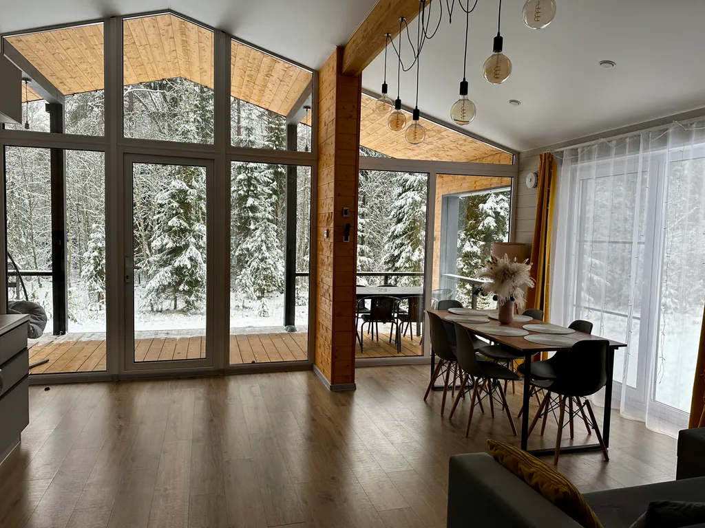 Дом с панорамными окнами в лес