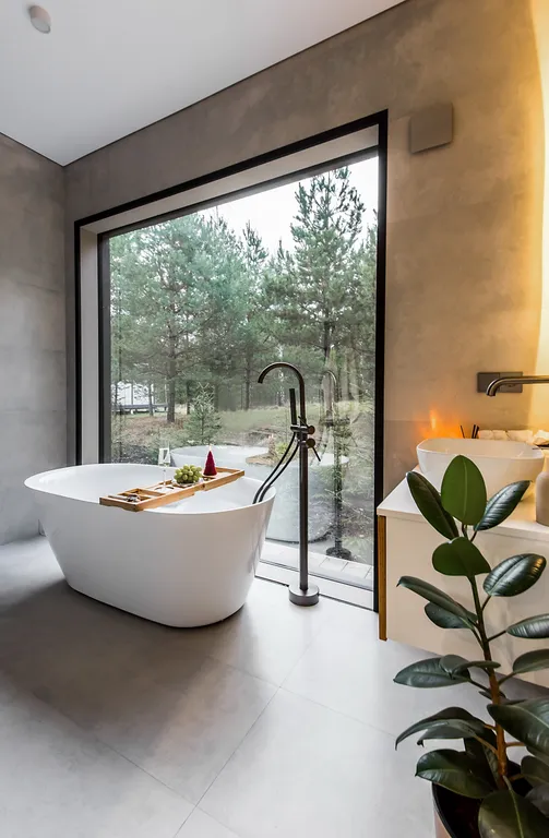 Уютный дом в окружении  леса