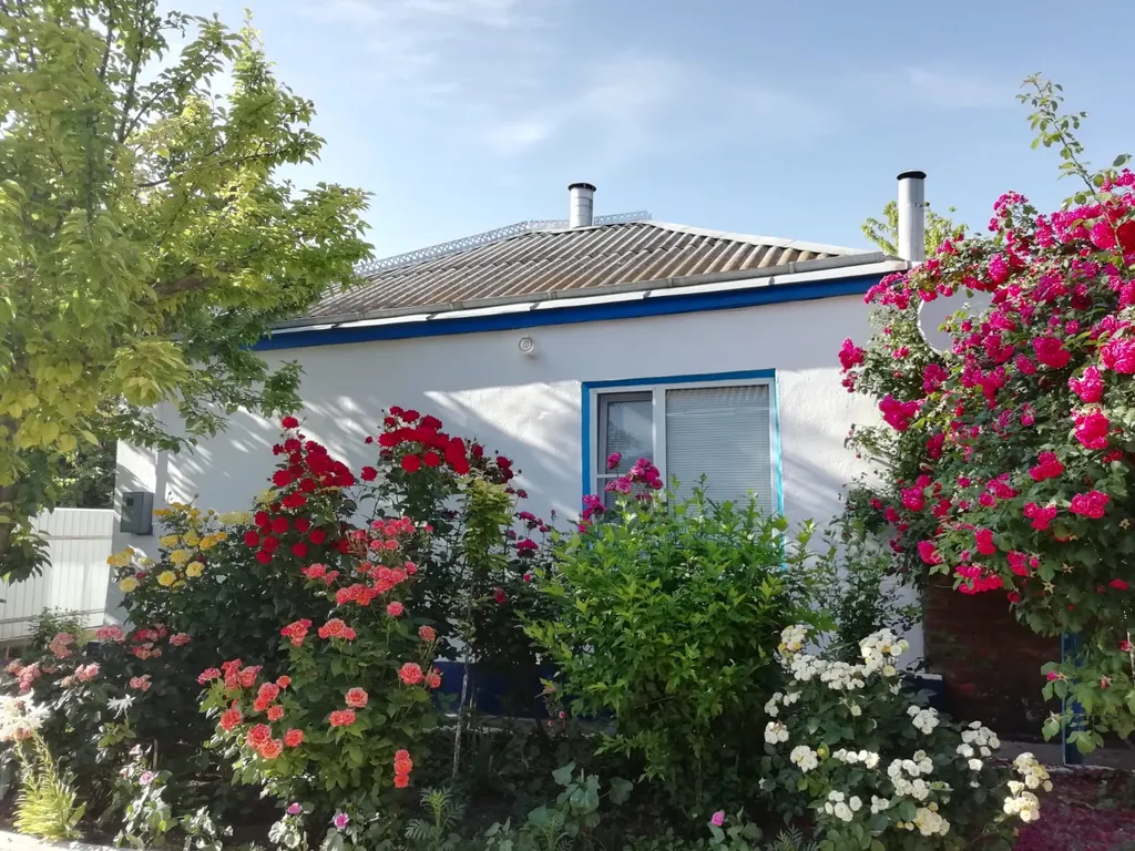 Утопающий в зелени уютный дом