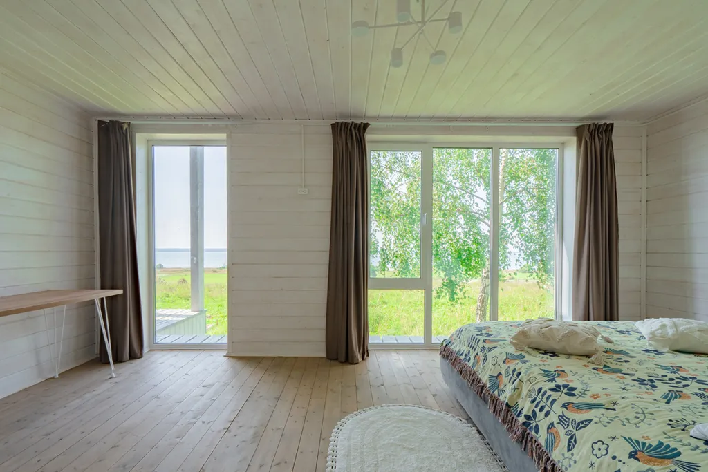 Дом с панорамным видом на озеро, большой