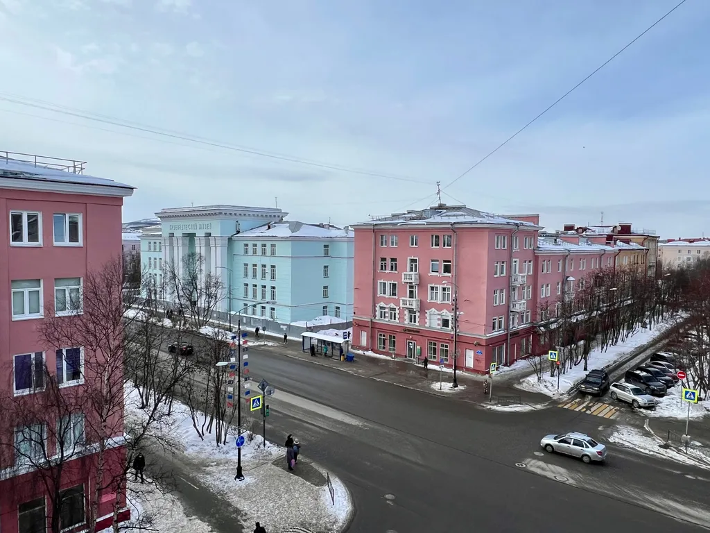 Трёхкомнатная квартира с раздельными комнатами, балконом в центре