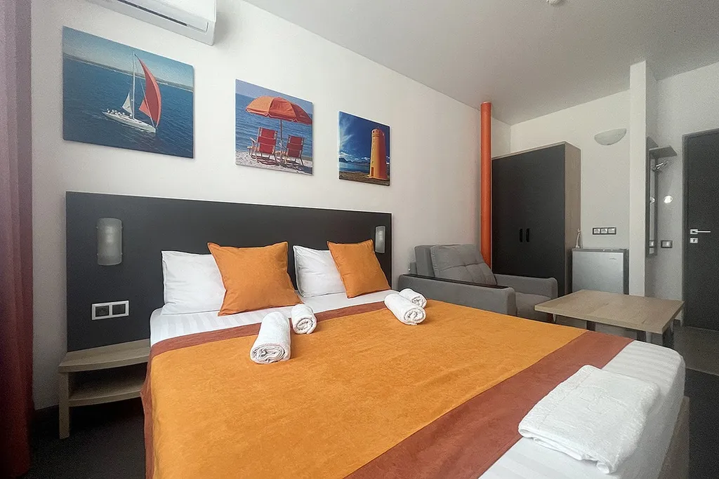 Трехместный Компакт