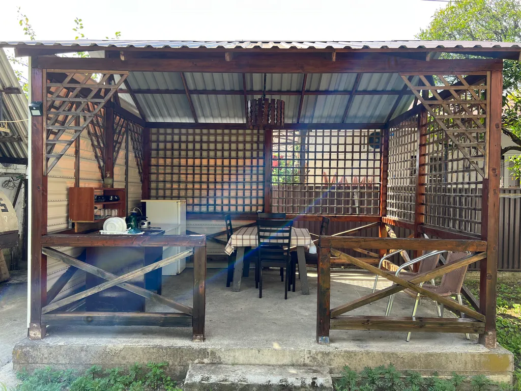 Небольшой домик рядом с морем