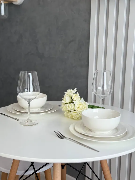 Студия с панорамными окнами и атмосферным видом