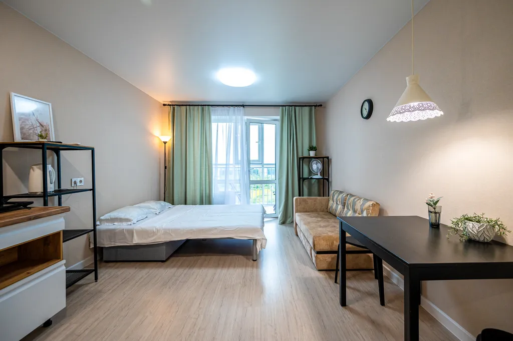 Студия c вау-эффектом в центре с панopaмным балконoм