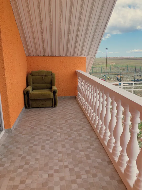 Домик у моря с балконом