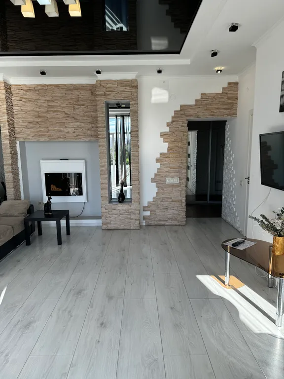 Красивая трёхкомнатная квартира в центре с видом на площадь