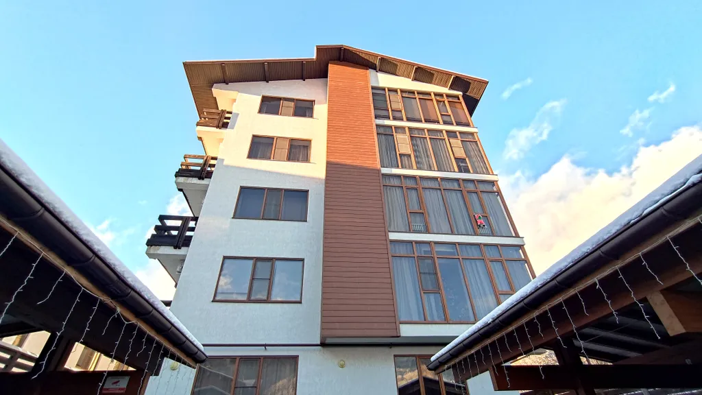 Панорамный апартамент-студия с роскошным видом на горы, в центре