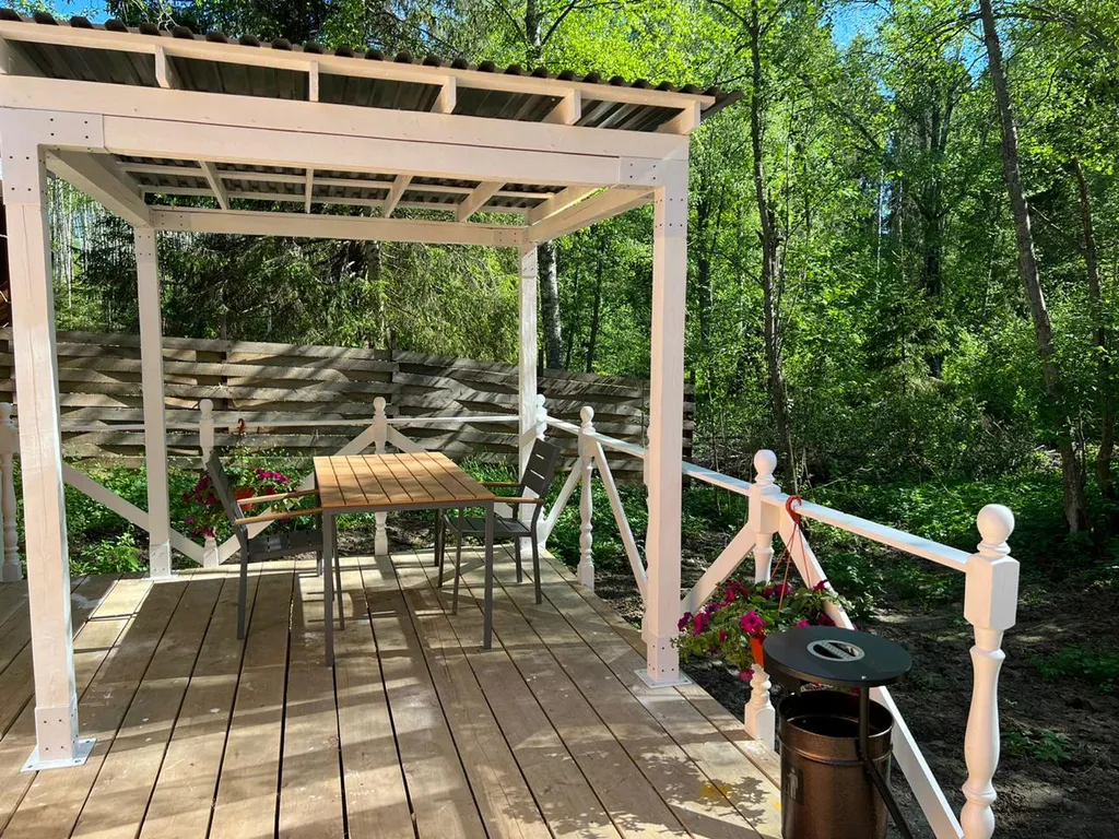 Желтый домик в лесу на Живописной улице