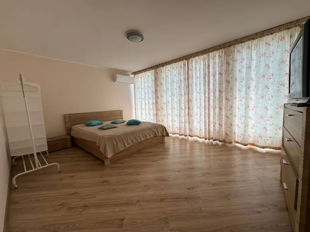 Белый коттедж на первой линии моря